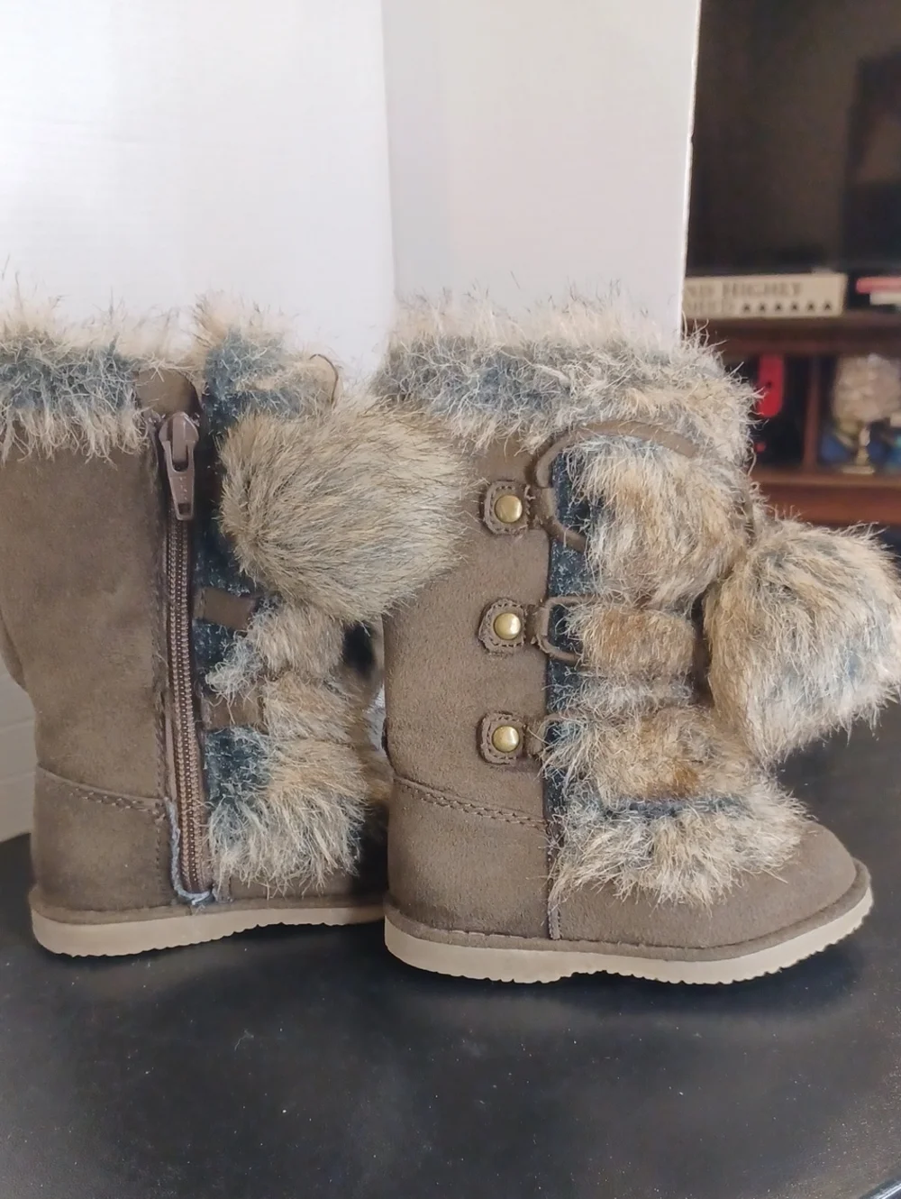 OLD NAVY BEAR HUG FAUX FUR & BROWN FAUX SUEDE BOOT POM POM SZ 5